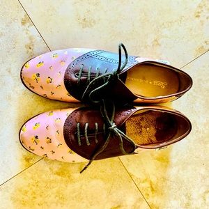 Bass light rose color and brown shoes with flowers